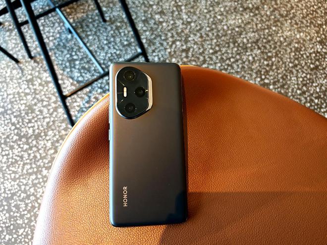 8Gen3加持荣耀300Pro上手半个月体验九游会登录j9入口真水桶机？悬浮微曲屏+骁龙(图6)